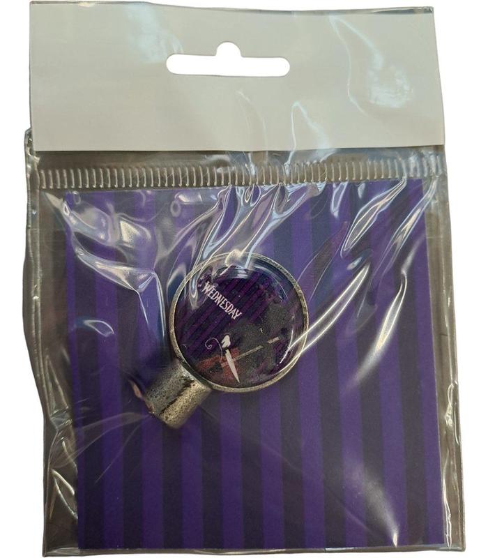 netflix-wednesday-pencil-topper