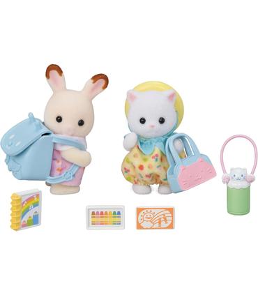 amigos-de-la-guarderia-caminando-juntos